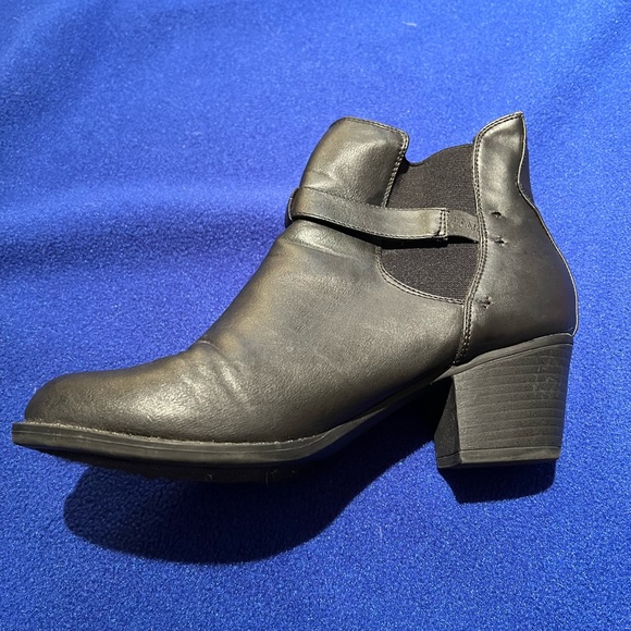 Maurices black ankle boots, great condition low heel boots/snap buckle size 9 - Picture 5 of 12